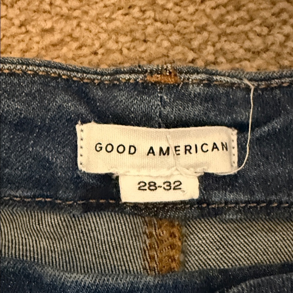 Good American Blue Denim Capri Jeans - Picture 2 of 6
